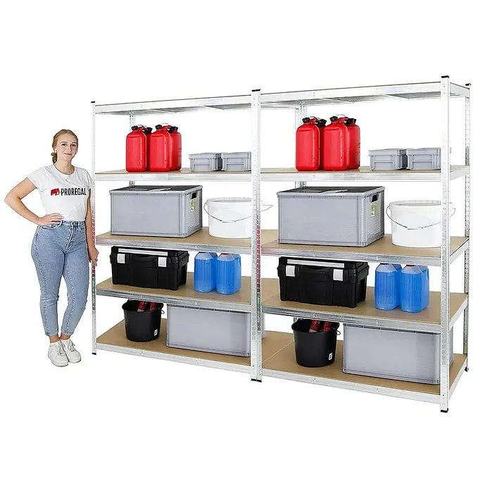 Proregal Schwerlastregal Mega Deal Kellerregal GORILLA - Traglast pro Boden: 175 kg, Anzahl Böden: 5 Stk., Stecken, Silber - Ein großes Regal mit mehreren Regalen, das mit verschiedenen Gegenständen wie Behältern, Kanistern und Eimern gefüllt ist.
