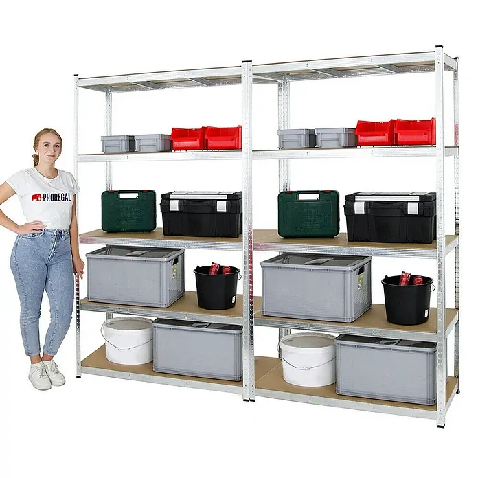 Proregal Schwerlastregal Mega Deal Giant Ragnar - Traglast pro Boden: 175 kg, Anzahl Böden: 5 Stk., Stecken, Verzinkt - Metallregal mit fünf Regalböden, beladen mit verschiedenen Aufbewahrungsbehältern, neben einer Frau.