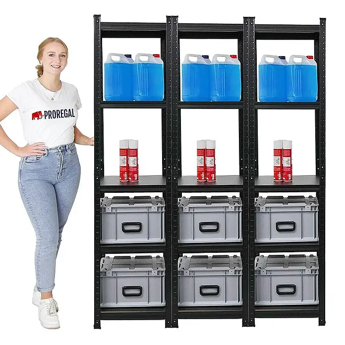 Proregal Metallregal Mega Deal All Black Series Ragnar - Traglast pro Boden: 100 kg, Anzahl Böden: 5 Stk., Stecken, Schwarz - Bild eines Proregal Schwerlastregals mit diversen Aufbewahrungsgegenständen und einer Frau im Vordergrund.