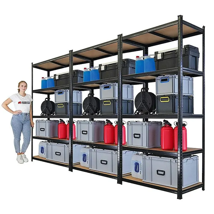 Proregal Schwerlastregal Mega Deal Giant Ragnar - Traglast pro Boden: 175 kg, Anzahl Böden: 5 Stk., Stecken, Schwarz - Regalsystem mit vier Ebenen, beladen mit verschiedenen Behältern und Kanistern, präsentiert vor einem weißen Hintergrund.