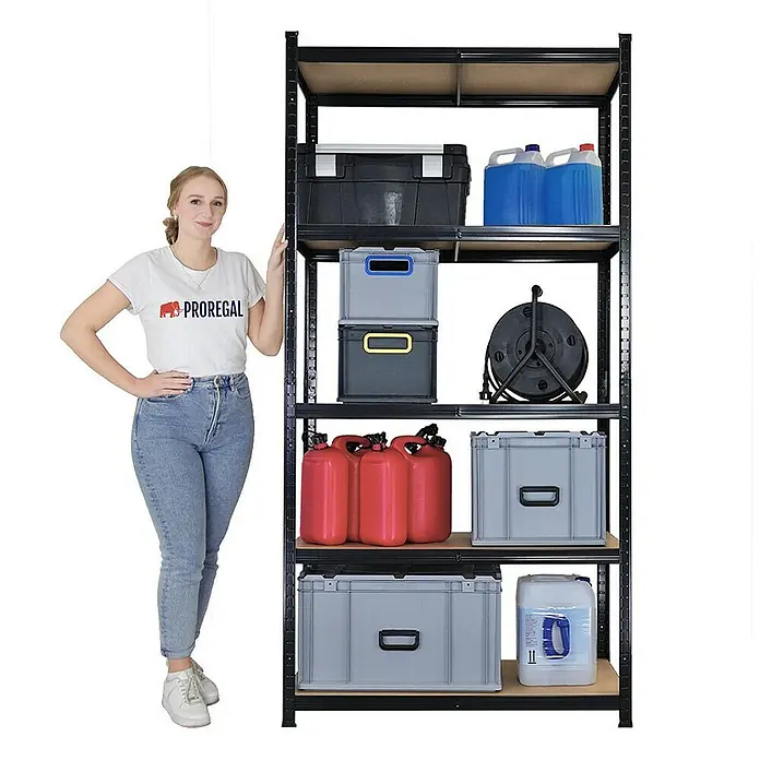 Proregal Schwerlastregal Giant Ragnar - Traglast pro Boden: 175 kg, Anzahl Böden: 5 Stk., Stecken, Schwarz - Schwarzes Metallregal mit fünf Regalböden, gefüllt mit verschiedenen Boxen und Kanistern, präsentiert Lagerlösungen für Werkstatt oder Garage.