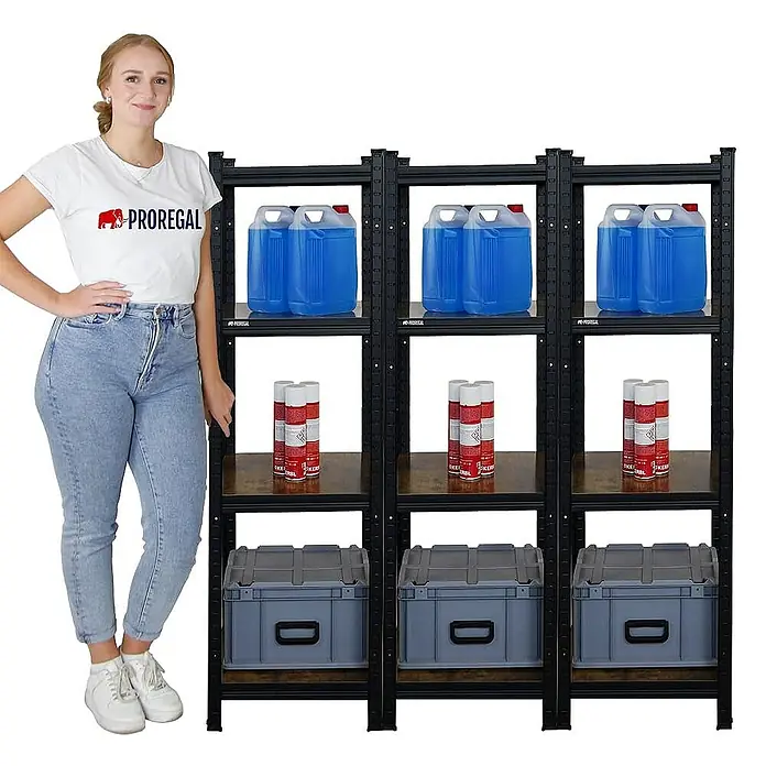 Proregal Metallregal Mega Deal All Black Series Ragnar - Traglast pro Boden: 100 kg, Anzahl Böden: 4 Stk., Stecken, Schwarz - Eine Frau steht neben einem Proregal Schwerlastregal mit drei Regalen, das mit Boxen, Kanistern und Sprays bestückt ist.