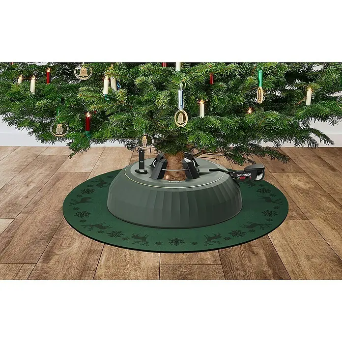Krinner Dekoartikel - L x B x H: 60 x 60 x 0,7 cm, Grün - Nahaufnahme eines Weihnachtsbaums, der in einem grünen Krinner Baumständer mit passender Unterlage steht.