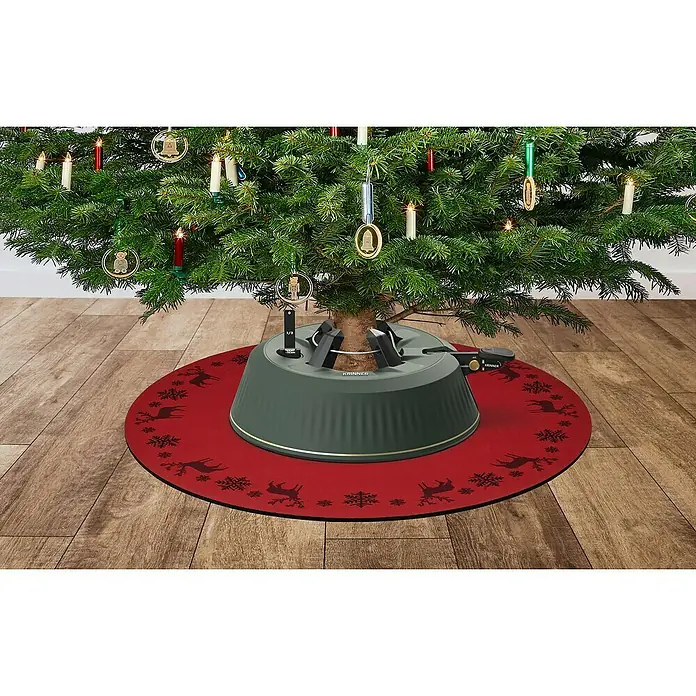 Krinner Dekoartikel - L x B x H: 60 x 60 x 0,7 cm, Rot - Weihnachtsbaum mit Krinner Baumständer auf roter Decke mit Hirsch- und Schneeflockenmuster.