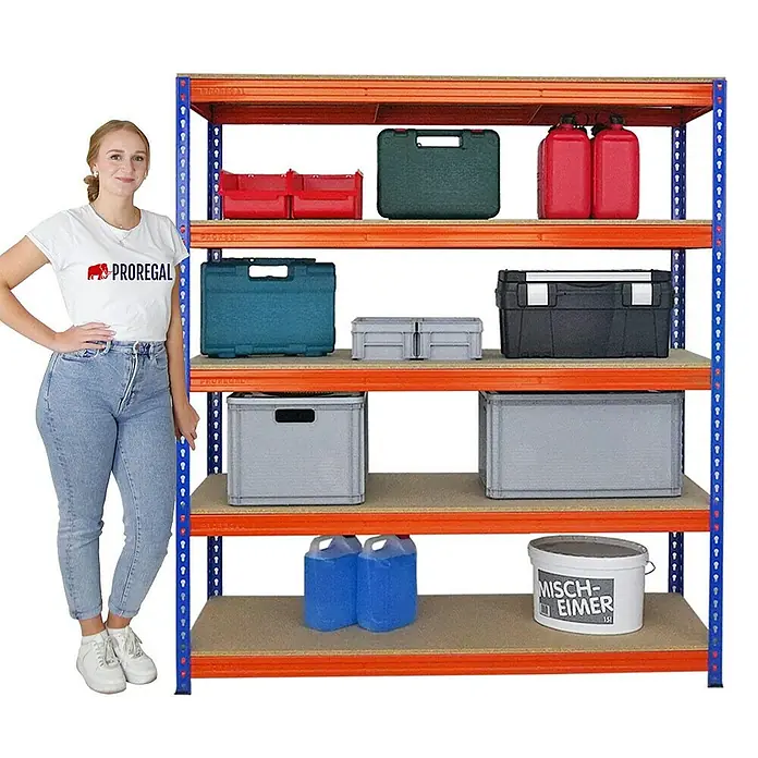 Proregal Schwerlastregal Mega Deal BISON - H x B x T: 200 x 180 x 60 cm, Traglast pro Boden: 600 kg, Anzahl Böden: 5 Stk., Stecken, Blau-Orange - Regal mit orangen Regalböden und blauem Gestell, gefüllt mit Boxen und Behältern. Eine Frau steht daneben.