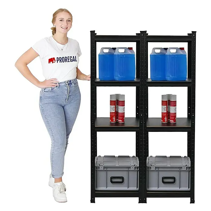 Proregal Metallregal Mega Deal All Black Series Ragnar - Traglast pro Boden: 100 kg, Anzahl Böden: 5 Stk., Stecken, Schwarz - Schwarzes Regal mit vier Ebenen, gefüllt mit blauen Kanistern, Spraydosen und grauen Kisten, daneben eine Frau.