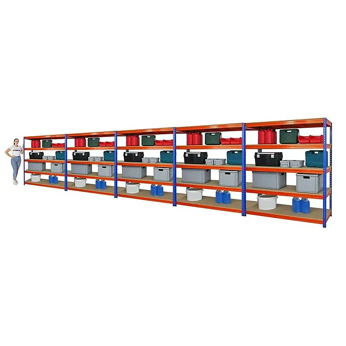 Proregal Schwerlastregal Mega Deal BISON - H x B x T: 200 x 180 x 60 cm, Traglast pro Boden: 600 kg, Anzahl Böden: 5 Stk., Stecken, Blau-Orange - Eine lange Lagerregal-Einheit, die mit verschiedenen Behältern und Boxen gefüllt ist, ideal für die Organisation von Lagerbeständen.