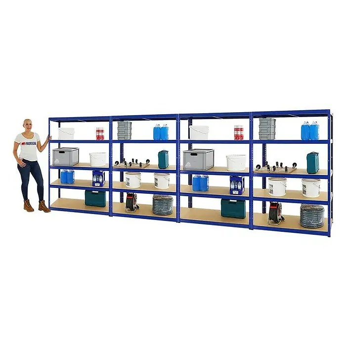 Proregal Schwerlastregal Mega Deal Big Elephant M - H x B x T: 180 x 120 x 60 cm, Traglast pro Boden: 250 kg, Anzahl Böden: 5 Stk., Stecken, Blau - Ein blaues Regal mit vier Ebenen, voll mit diversen Gegenständen, steht vor einem weißen Hintergrund, daneben eine Frau.