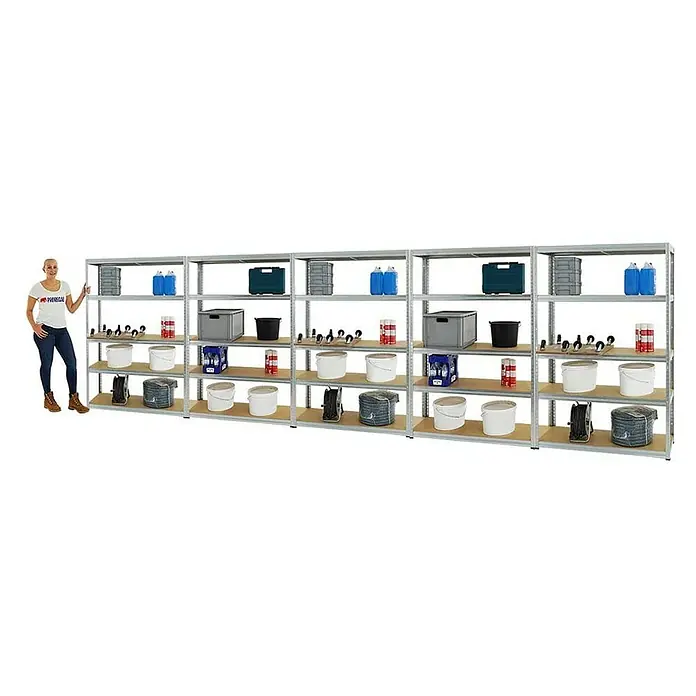 Proregal Schwerlastregal Mega Deal Big Elephant S - H x B x T: 180 x 120 x 45 cm, Traglast pro Boden: 250 kg, Anzahl Böden: 5 Stk., Stecken, Verzinkt - Ein verzinktes, modulares Regalsystem mit mehreren Ebenen und Zubehör zur Aufbewahrung, neben einer Frau stehend, die auf das Regal zeigt.