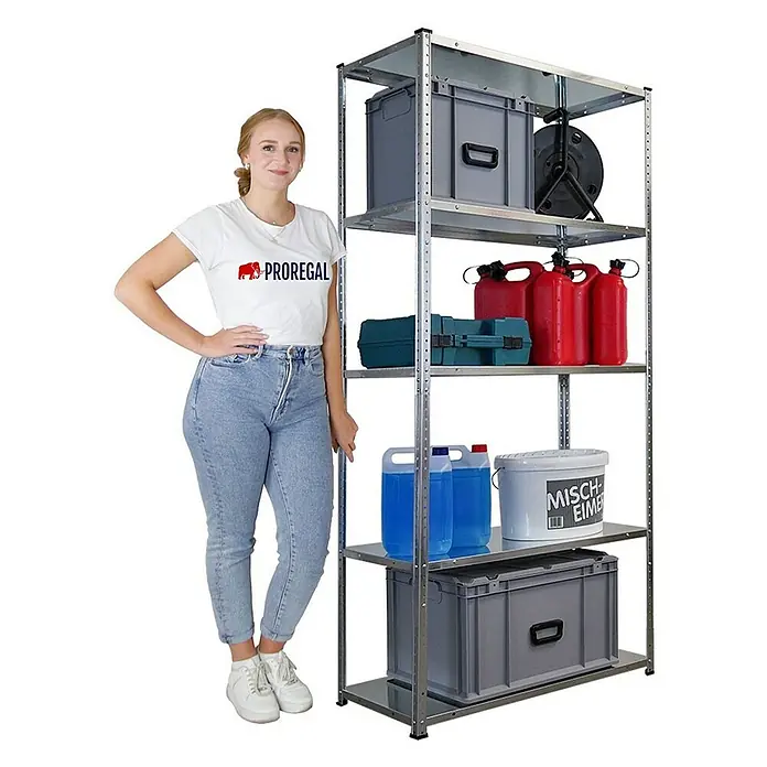 Mega Deal | 3x Schraubregal Haldor | HxBxT 180x90x40cm | Fachlast 100 kg | Verzinkt -  - Lagerregal mit fünf Ablagen, gefüllt mit verschiedenen Behältern und einer Frau, die daneben steht.