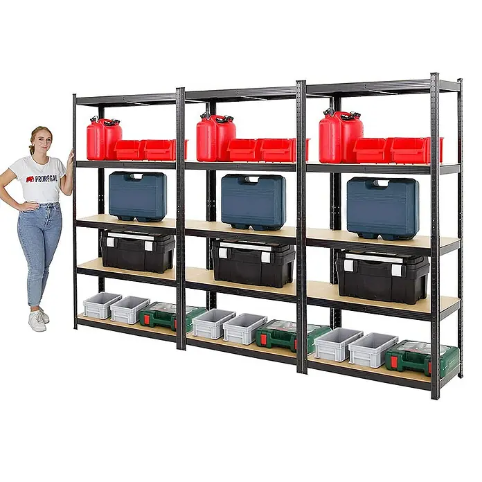 Proregal Schwerlastregal Mega Deal Ragnar - Traglast pro Boden: 175 kg, Anzahl Böden: 5 Stk., Stecken, Schwarz - Ein robustes Lagerregal mit vier Ebenen, beladen mit roten Kanistern, blauen und schwarzen Werkzeugkisten, ideal für Garage und Werkstatt.