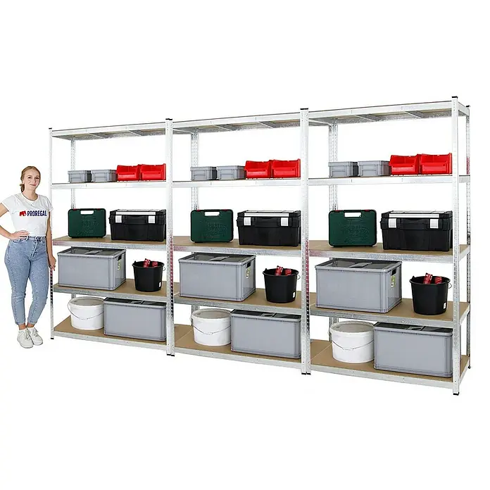 Proregal Schwerlastregal Mega Deal Giant Ragnar - Traglast pro Boden: 175 kg, Anzahl Böden: 5 Stk., Stecken, Verzinkt - Regal mit verschiedenen Aufbewahrungsboxen in Grau, Rot, Grün und Schwarz auf braunen Regalböden für viel Stauraum.