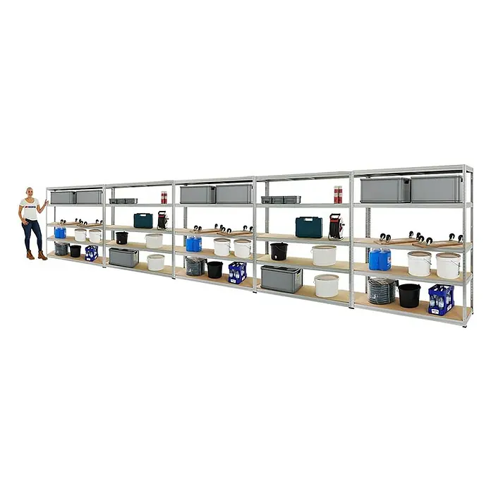 Proregal Schwerlastregal Mega Deal Giant Elephant - Traglast pro Boden: 200 kg, Anzahl Böden: 5 Stk., Stecken, Verzinkt - Ein großes, modulares Regalsystem mit verschiedenen Behältern und Gegenständen auf den Regalen, neben einer Person zur Größenorientierung.