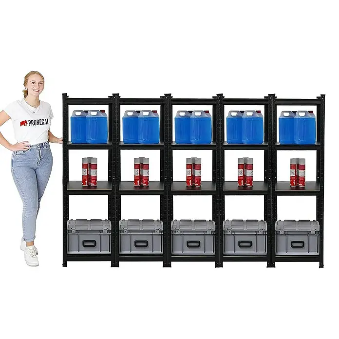 Proregal Metallregal Mega Deal All Black Series Ragnar - Traglast pro Boden: 100 kg, Anzahl Böden: 5 Stk., Stecken, Schwarz - Produktfoto von fünf Regalen mit blauen Kanistern, Sprühdosen und grauen Kisten.