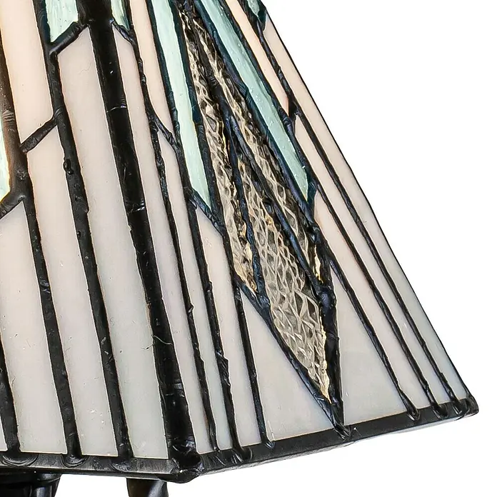 Elstead Alderley Tischleuchte Tiffany - 40 W, L x B x H: 13,8 x 13,8 x 32,3 cm, Braun, Beige, E14 - Nahaufnahme einer Tiffany-Lampe mit geometrischen Formen in Weiß, Blau und strukturiertem Klarglas. Das Bild konzentriert sich auf die Details.