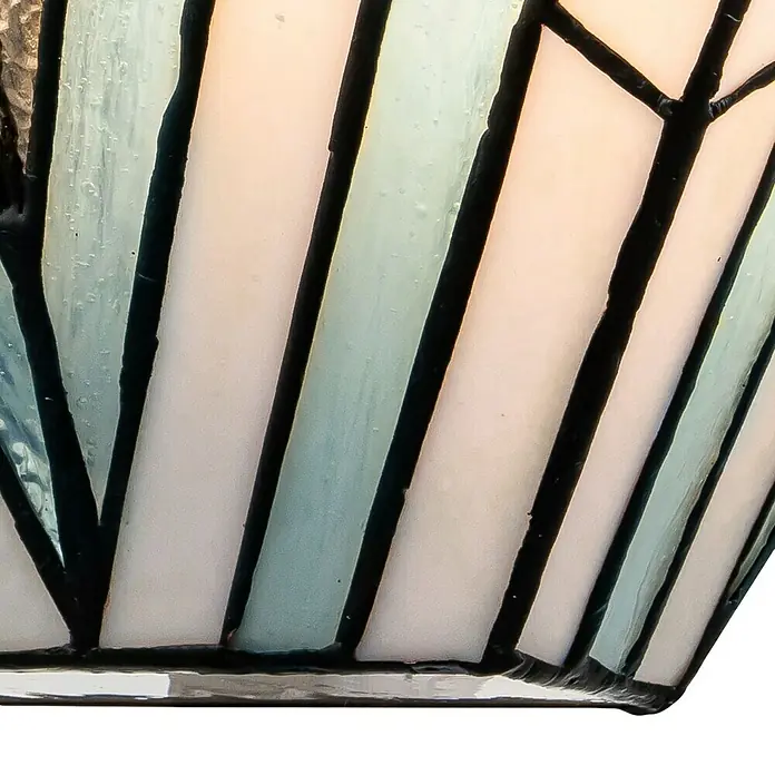 Elstead Alderley Wandleuchte Tiffany - 40 W, L x B x H: 15,2 x 30,5 x 17,3 cm, Braun, Beige, E14 - Nahaufnahme einer Tiffany-Lampe mit blauen und weißen Glasstücken, die durch schwarze Lötlinien verbunden sind und ein elegantes Design erzeugen.