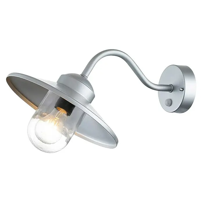 Elstead Außenwandleuchte Klampenborg - 50 W, 42 x 27,5 x 25,5 cm, Silber, IP44 - Nahaufnahme einer grauen Wandleuchte mit Bewegungsmelder und Glasschirm, die ein warmes, einladendes Licht ausstrahlt.