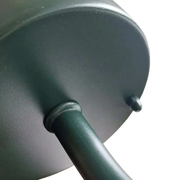Elstead Außenwandleuchte Klampenborg - 60 W, 31,8 x 31,8 x 31,8 cm, Fir Green, IP44 - Nahaufnahme eines grünen Metallobjekts, möglicherweise ein Teil einer Lampe oder eines Geräts, das eine robuste Konstruktion zeigt.