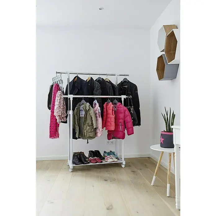 Kleiderwagen XXL - L x B: 44 x 134 cm, Höhenverstellung: 95 cm - 169 cm - Garderobenständer mit Kleidung und Schuhen in einem hellen Raum, ideal zur Aufbewahrung von Jacken und Accessoires.