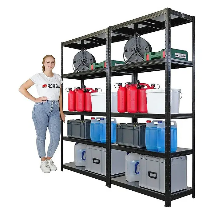 Proregal Metallregal Mega Deal Ragnar - Traglast pro Boden: 125 kg, Anzahl Böden: 5 Stk., Stecken, Schwarz - Schwarze Regaleinheit mit fünf Ebenen, beladen mit Behältern, Kanistern und Werkzeugen. Eine Frau steht daneben zum Größenvergleich.