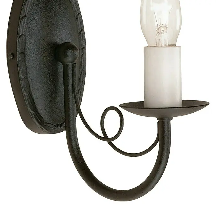 Elstead Wandleuchte Minster - 60 W, L x B x H: 17,5 x 8,5 x 19 cm, Schwarz, E14, Anzahl Leuchtmittel: 1 Stk. - Nahaufnahme einer Wandleuchte mit einer dekorativen, geschwungenen Halterung und einer einzelnen Glühbirne, die ein warmes Licht ausstrahlt.