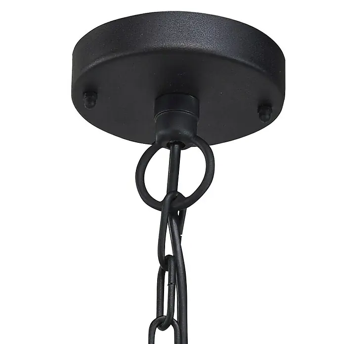 Elstead Pendelleuchte Klampenborg - 60 W, L x B x H: 27,5 x 27,5 x 36 cm, Schwarz, E27 - Detailaufnahme einer schwarzen Deckenleuchte mit Kette. Die Leuchte hat eine robuste, industrielle Ästhetik.