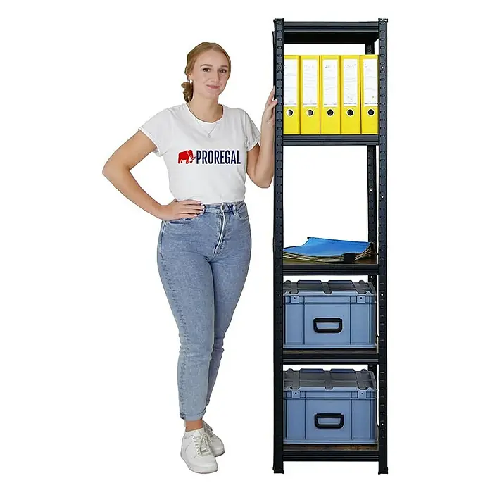 Proregal Metallregal All Black Series Ragnar - Traglast pro Boden: 100 kg, Anzahl Böden: 5 Stk., Stecken, Schwarz - Das Bild zeigt ein Regal mit gelben Ordnern, blauen Boxen und einer Frau daneben. Das Regal ist schwarz und hat vier Fächer.