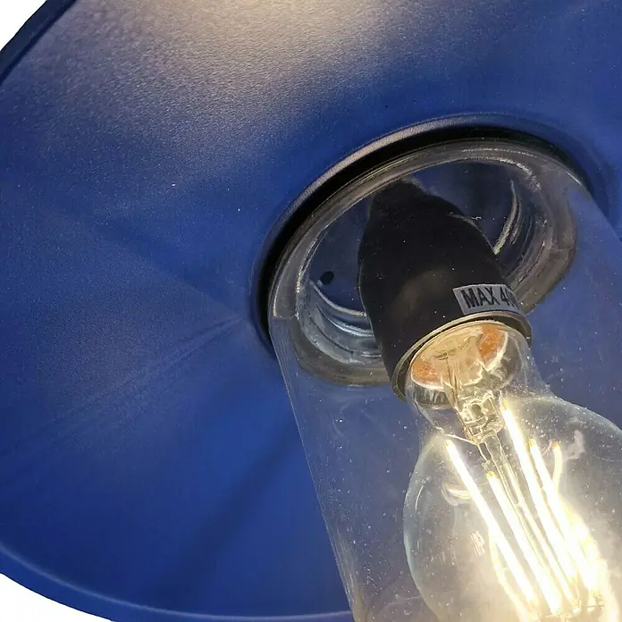 Elstead Außenwandleuchte Klampenborg - 60 W, 31,8 x 31,8 x 31,8 cm, Navy Blue, IP44 - Detailaufnahme einer blauen Lampe mit einer Glühbirne im Inneren, die ein warmes Licht ausstrahlt. Die Lampe wirkt modern und stilvoll.