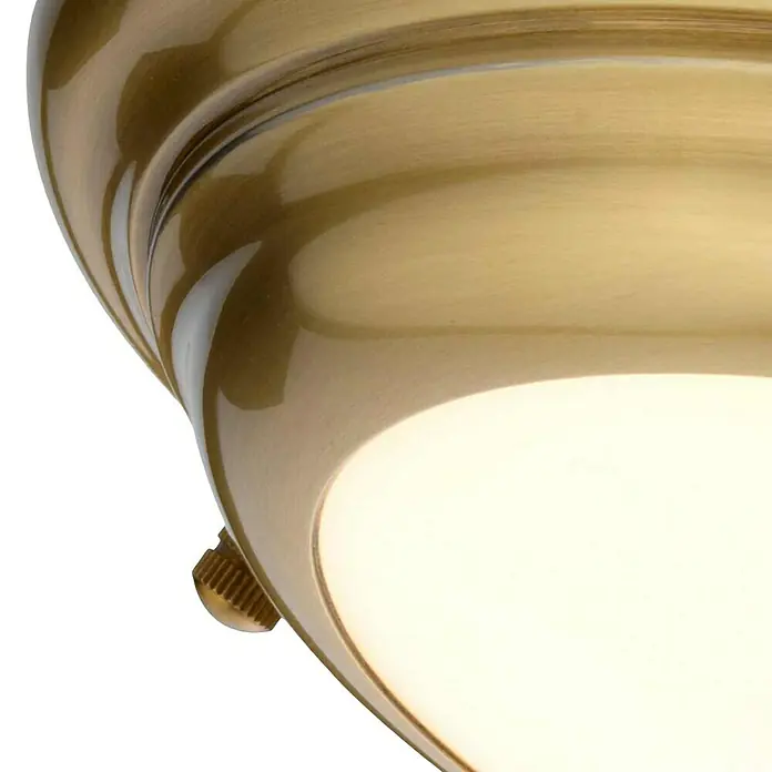 Elstead LED-Deckenleuchte Welland - 12 W, L x B x H: 24,5 x 24,5 x 4,8 cm, Altmessing, Warmweiß - Nahaufnahme einer goldfarbenen Deckenleuchte mit sanftem, warmem Lichtschein, die eine elegante und behagliche Atmosphäre ausstrahlt.