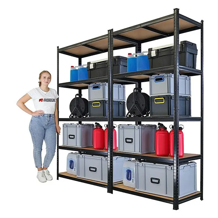 Proregal Schwerlastregal Mega Deal Giant Ragnar - Traglast pro Boden: 175 kg, Anzahl Böden: 5 Stk., Stecken, Schwarz - Das Bild zeigt ein Regal mit fünf Regalböden, das mit Aufbewahrungsboxen, Kanistern und Kabeltrommeln gefüllt ist. Eine Frau steht daneben.