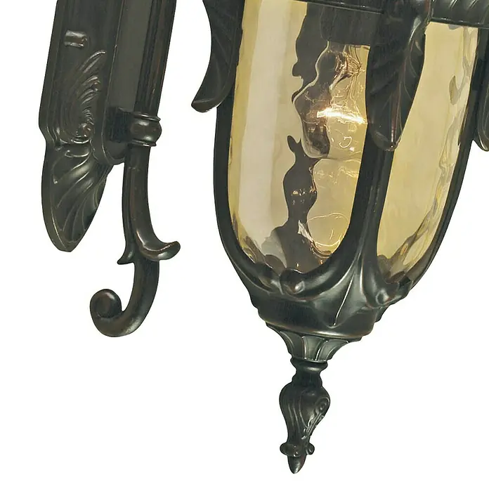 Elstead Außenwandleuchte Philadelphia - 60 W, 24 x 43 x 43 cm, Old Bronze, IP44, Down - Nahaufnahme einer schwarzen Wandleuchte mit gelbem Schirm, die ein warmes, einladendes Licht ausstrahlt.