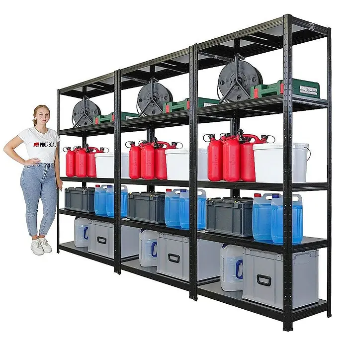 Proregal Metallregal Mega Deal Ragnar - Traglast pro Boden: 125 kg, Anzahl Böden: 5 Stk., Stecken, Schwarz - Abbildung eines schwarzen Metallregals mit vier Ebenen, auf denen verschiedene Gegenstände wie Kanister und Behälter gelagert werden.