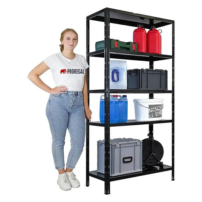 Proregal Metallregal Mega Deal Ares - Traglast pro Boden: 125 kg, Anzahl Böden: 5 Stk., Stecken, Schwarz - Schwarzes Proregal Schwerlastregal mit fünf Ebenen, beladen mit verschiedenen Gegenständen. Eine Frau steht daneben, um die Größe zu veranschaulichen.