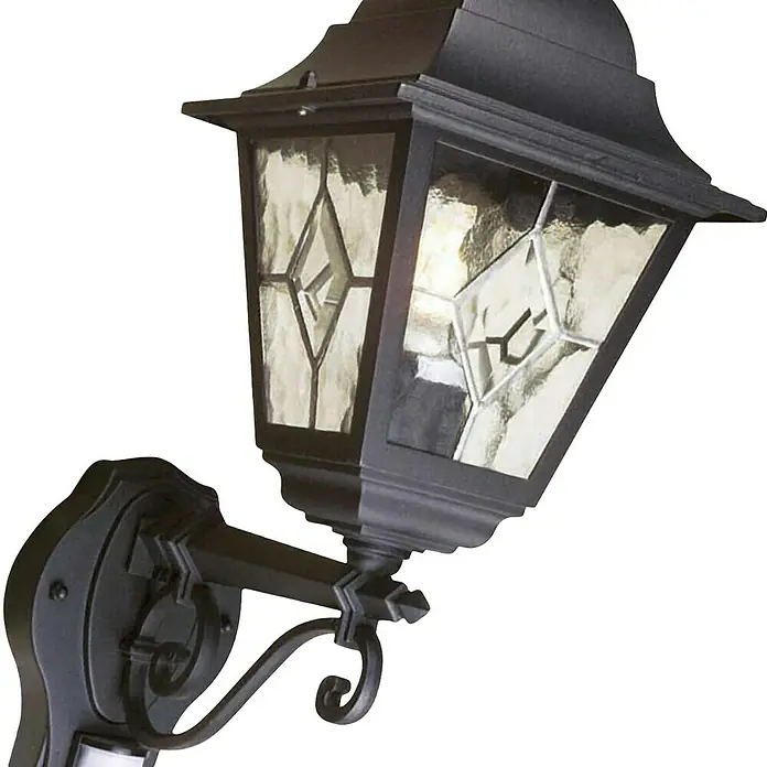 Elstead Außenwandleuchte Norfolk - 60 W, 29,5 x 18,4 x 47 cm, Schwarz, IP44, Bewegungsmelder - Nahaufnahme einer dekorativen schwarzen Außenwandleuchte mit klarem Fenster und geometrischem Design, die eine elegante Beleuchtung bietet.