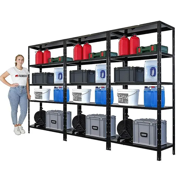 Proregal Metallregal Mega Deal Ares - Traglast pro Boden: 125 kg, Anzahl Böden: 5 Stk., Stecken, Schwarz - Regal mit vier Ebenen voller Lagerbehälter in verschiedenen Farben und Größen, daneben eine Frau für Größenvergleich.