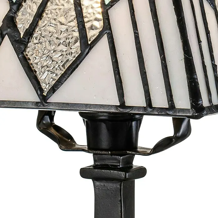Elstead Alderley Tischleuchte Tiffany - 40 W, L x B x H: 13,8 x 13,8 x 32,3 cm, Braun, Beige, E14 - Nahaufnahme einer Tiffany-Lampe, die kunstvolles Glasdesign und eine robuste Basis zeigt.