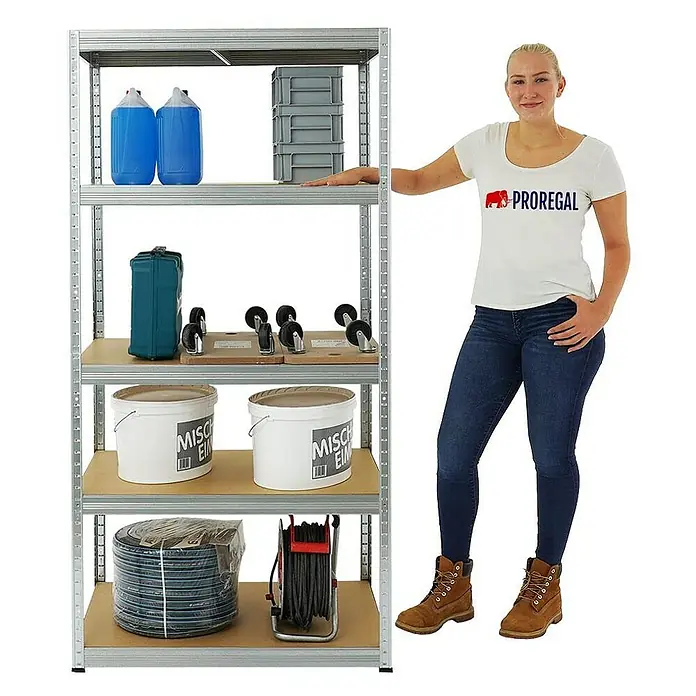 Proregal Schwerlastregal Slim Elephant M - H x B x T: 180 x 90 x 60 cm, Traglast pro Boden: 350 kg, Anzahl Böden: 5 Stk., Stecken, Verzinkt - Regal mit diversen Gegenständen und einer Frau, die sich an das Regal lehnt. Das Regal ist mit Kanistern, Eimern und Kabeln bestückt.