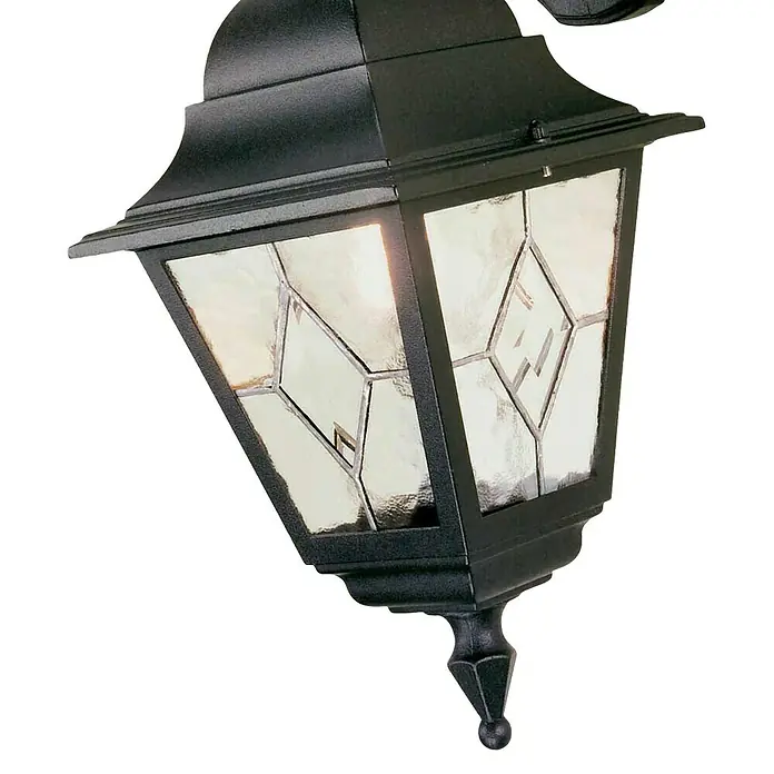 Elstead Außenwandleuchte Norfolk - 60 W, 25,5 x 45 x 45 cm, Schwarz, IP44, Down - Detailaufnahme einer schwarzen Außenleuchte mit kunstvollem Glasdesign, die ein warmes Licht ausstrahlt.