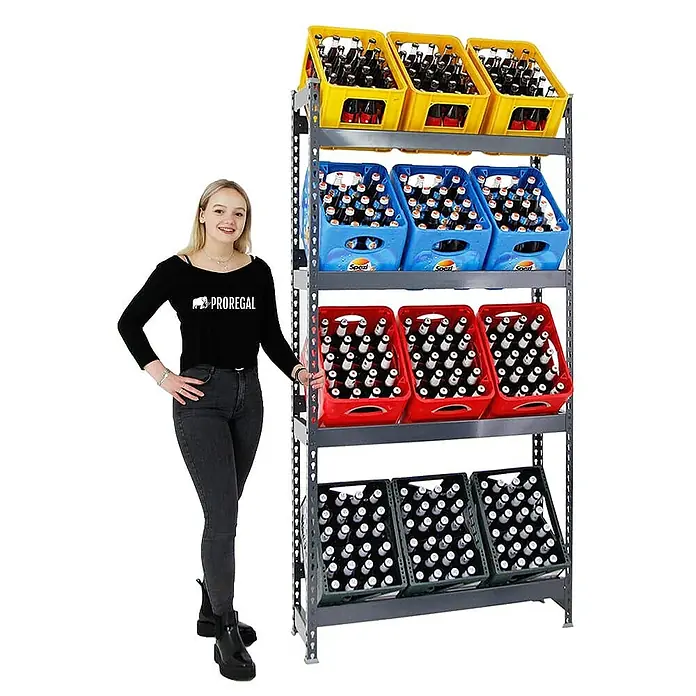 Proregal Getränkekistenregal HIGH BIG CAMEL - Traglast pro Boden: 100 kg, Anzahl Böden: 4 Stk., Stecken, Schwarz - Ein Regal voller farbiger Bierkisten, präsentiert von einer Frau. Das Regal ist mit gelben, blauen, roten und schwarzen Kisten gefüllt.