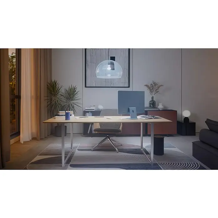 Philips Hue Smart-LED-Lampe White Ambiance 1600 matter - E27, Dimmbar, Kaltweiß, 1.600 lm, 11,8 W - Ein stilvoller Arbeitsplatz mit einem modernen Schreibtisch, einem eleganten Stuhl und einem schlanken Computer. Die Einrichtung strahlt Komfort und Produktivität aus.