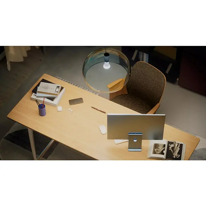 Philips Hue Smart-LED-Lampen Set White 1100 matter - E27, Dimmbar, Warmweiß, 1.100 lm, 9,5 W, 2 Stk. - Nahaufnahme eines iMac-Desktops, der auf einem Schreibtisch neben einem Kugelschreiber und Bürobedarf steht, mit einer Schreibtischlampe darüber.