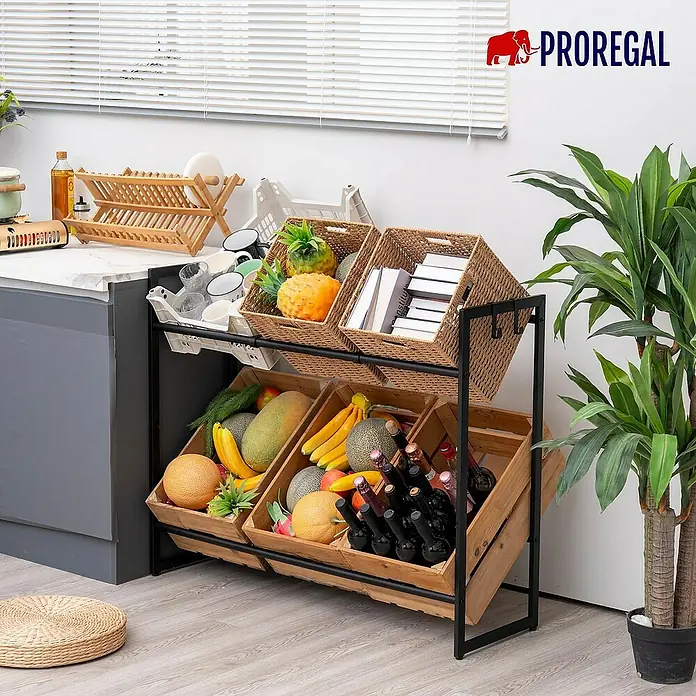 Proregal Getränkekistenregal BALDENEYSEE - H x B x T: 82 x 104 x 32 cm, Traglast pro Boden: 150 kg, Anzahl Böden: 2 Stk., Schrauben, Schwarz - Das Bild zeigt ein Proregal-Aufbewahrungssystem mit mehreren Körben, gefüllt mit Obst, Gemüse, Büchern und Getränken. Eine Zimmerpflanze steht daneben.