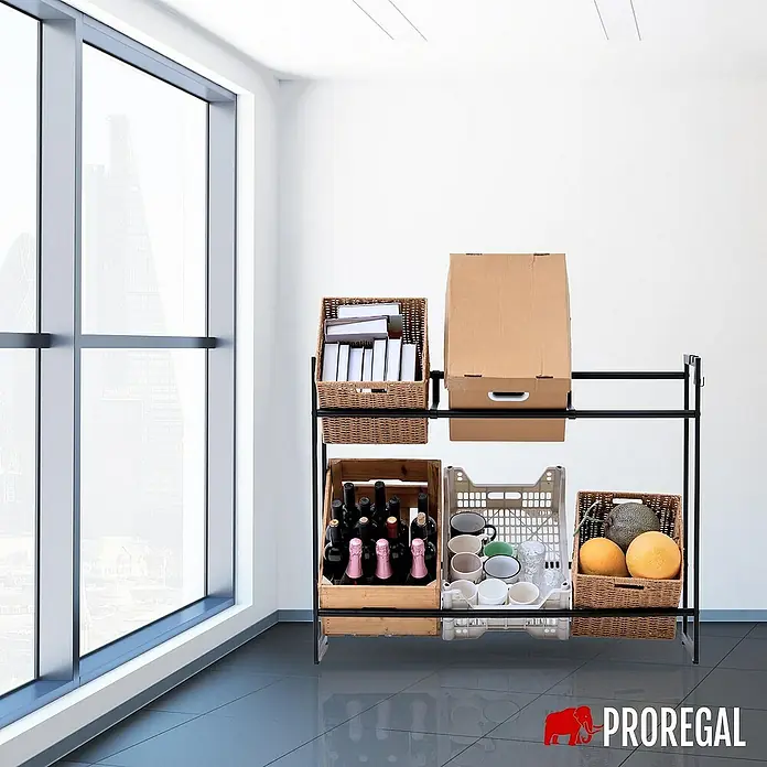 Proregal Getränkekistenregal BALDENEYSEE - H x B x T: 82 x 104 x 32 cm, Traglast pro Boden: 150 kg, Anzahl Böden: 2 Stk., Schrauben, Schwarz - Das Bild zeigt ein Regal mit verschiedenen Aufbewahrungskörben und Gegenständen, vor einem großen Fenster platziert.