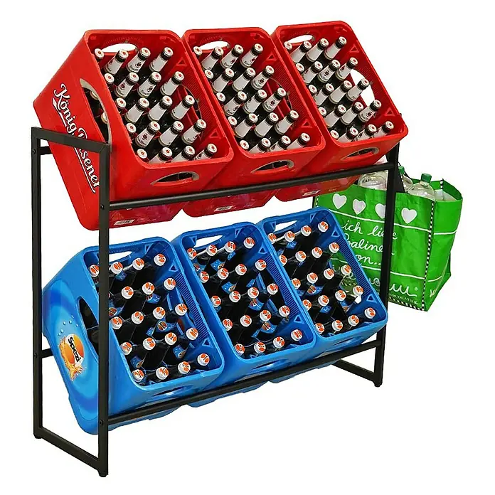 Proregal Getränkekistenregal BALDENEYSEE - H x B x T: 82 x 104 x 32 cm, Traglast pro Boden: 150 kg, Anzahl Böden: 2 Stk., Schrauben, Schwarz - Ein Getränkeregal mit drei roten und drei blauen Getränkekisten, gefüllt mit Getränkeflaschen, neben einer grünen Einkaufstasche.