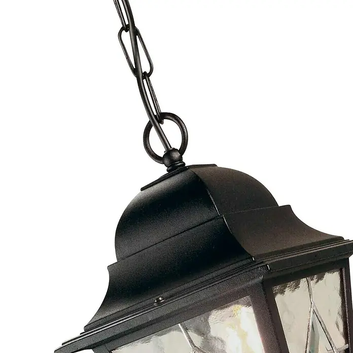 Elstead Pendelleuchte Norfolk - 60 W, Farbe Gehäuse: Schwarz, 18,4 x 18,4 x 51,5 cm, Ohne Leuchtmittel - Nahaufnahme einer schwarzen Außenlaterne, die an einer Kette hängt, mit klaren Glasscheiben und einer warmen Beleuchtung im Inneren.