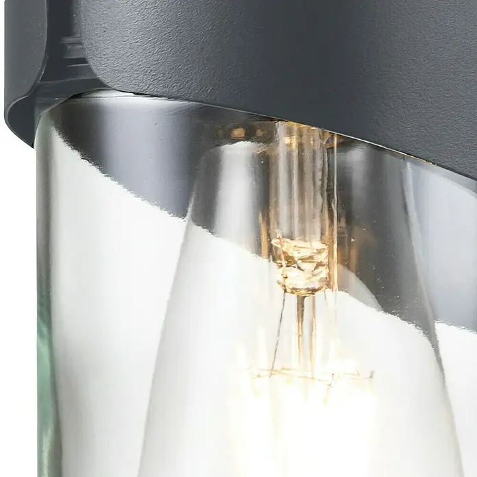 Elstead Außenwandleuchte Porto - 60 W, 18,5 x 18,8 x 18,8 cm, Grau, IP44 - Nahaufnahme einer modernen Außenleuchte mit klarem Glas und einer Glühbirne im Inneren.