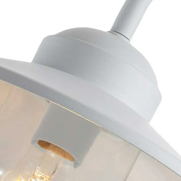 Elstead Außenwandleuchte Klampenborg - 50 W, 42 x 27,5 x 25,5 cm, Weiß, IP44 - Nahaufnahme einer weißen Deckenleuchte, die ein warmes, einladendes Licht ausstrahlt und die minimalistische Ästhetik betont.