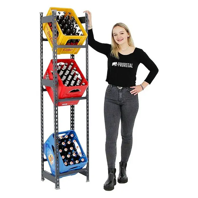 Proregal Getränkekistenregal BIG CAMEL - Traglast pro Boden: 100 kg, Anzahl Böden: 3 Stk., Stecken, Schwarz - Bild eines Proregal-Regalsystems mit drei geneigten Getränkekisten in Gelb, Rot und Blau, daneben eine Frau, die das Regal berührt.