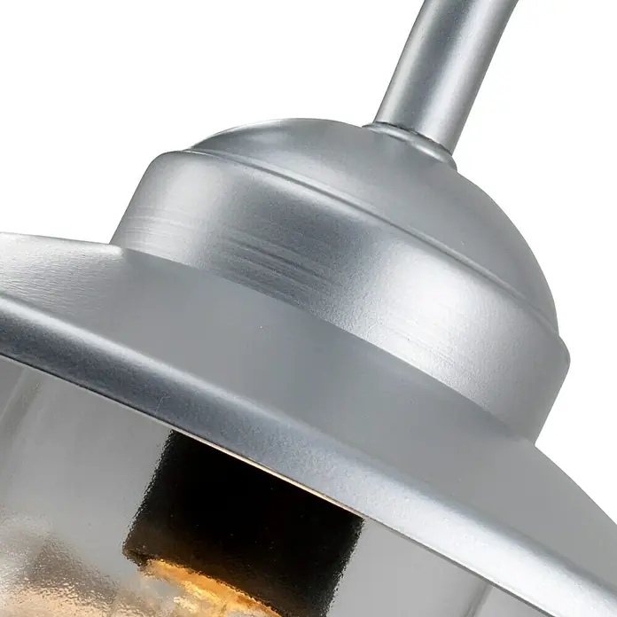 Elstead Außenwandleuchte Klampenborg - 60 W, 31,8 x 31,8 x 31,8 cm, Silber, IP44 - Nahaufnahme einer silbernen Außenleuchte mit klarem Glas, die modernes Design und Beleuchtung im Freien vereint.