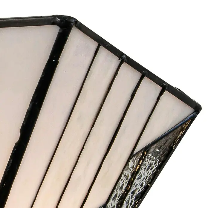 Elstead Alderley Wandleuchte Tiffany - 40 W, L x B x H: 15,2 x 30,5 x 17,3 cm, Braun, Beige, E14 - Nahaufnahme einer eleganten Tiffany-Lampe mit einem geometrischen Design aus weißen Glasplatten und dunklen Metalllinien.